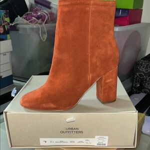 Urban Outfitters sz 9 NIB Rust Suede Heeled Boots